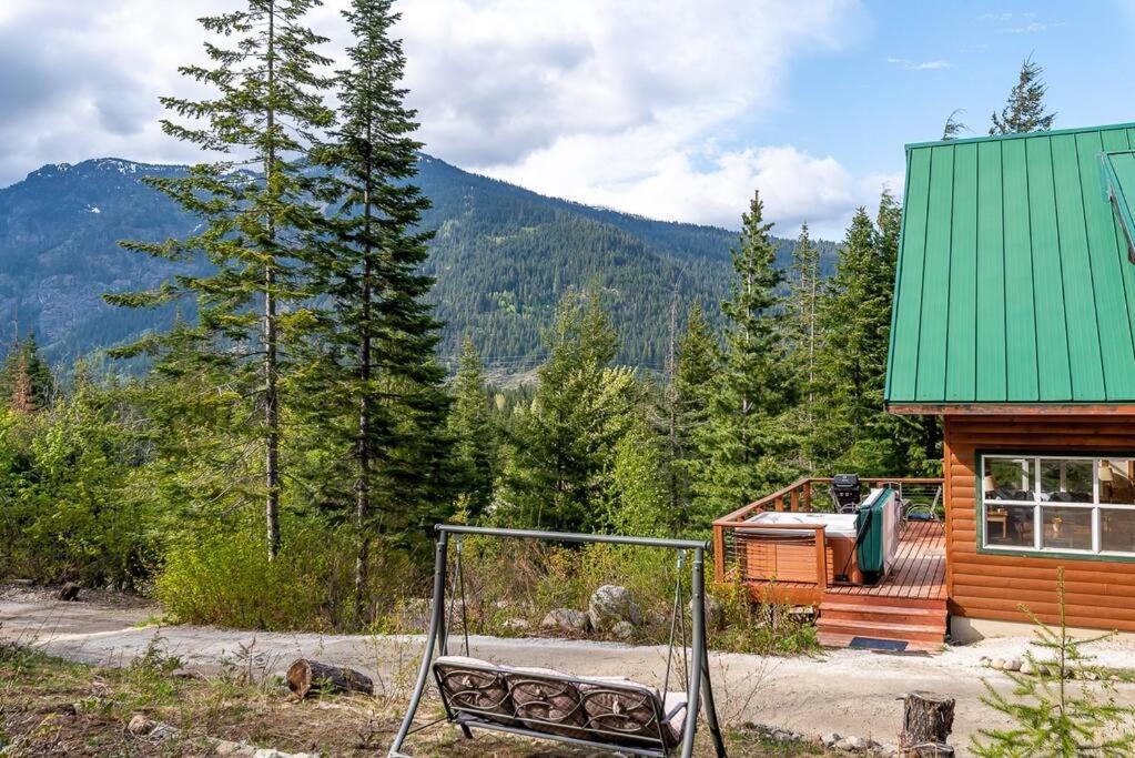 Hot Tub Cool Views: Roaring Creek Cabin Левънуърт Екстериор снимка