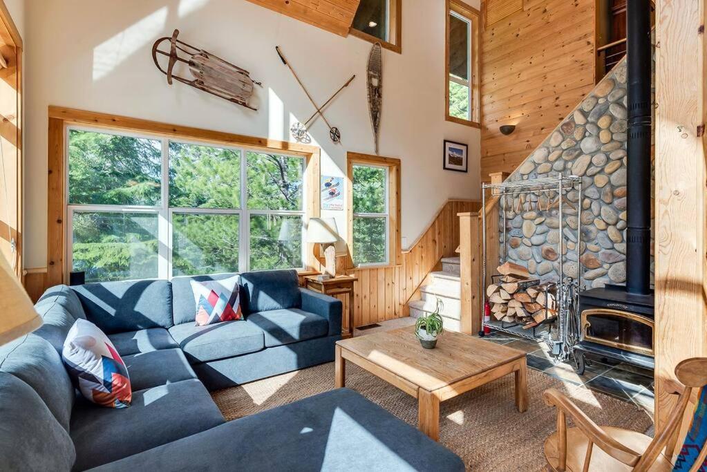 Hot Tub Cool Views: Roaring Creek Cabin Левънуърт Екстериор снимка