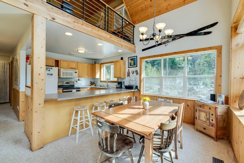 Hot Tub Cool Views: Roaring Creek Cabin Левънуърт Екстериор снимка