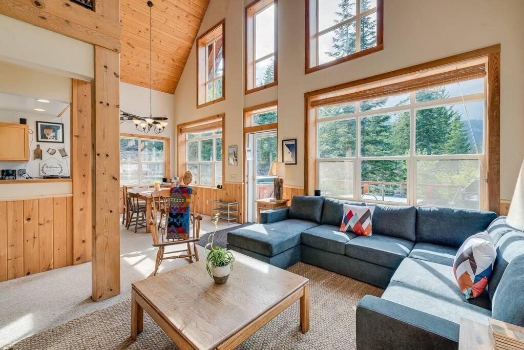 Hot Tub Cool Views: Roaring Creek Cabin Левънуърт Екстериор снимка
