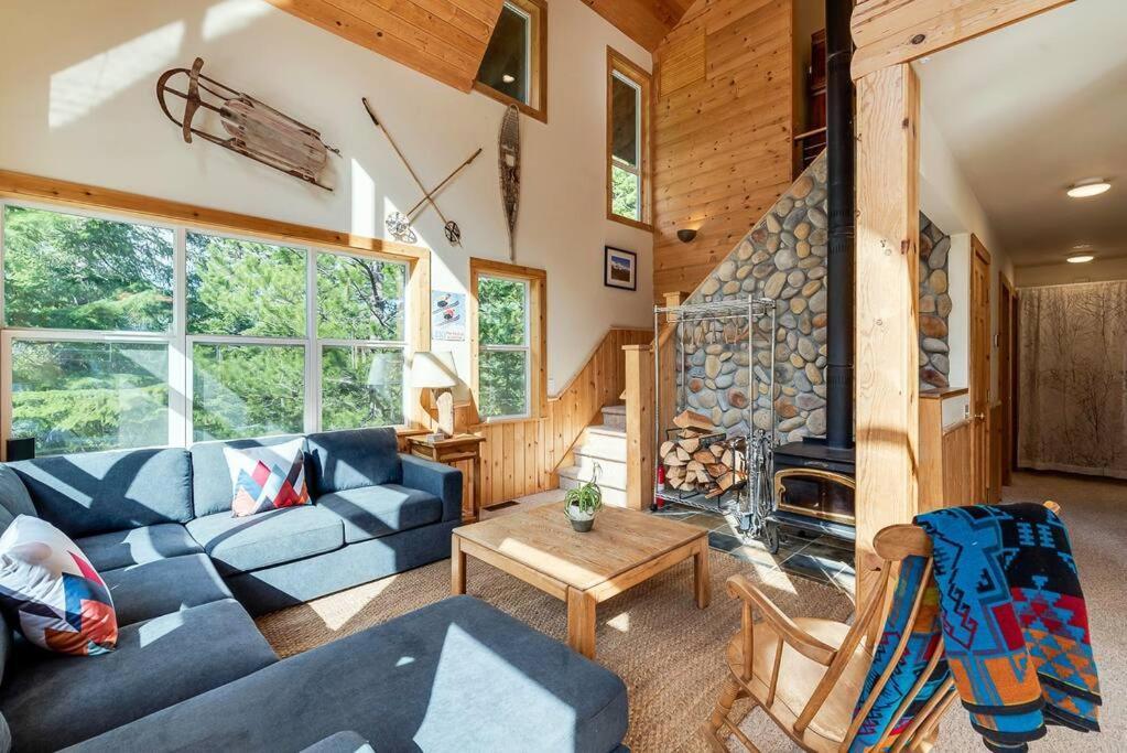 Hot Tub Cool Views: Roaring Creek Cabin Левънуърт Екстериор снимка