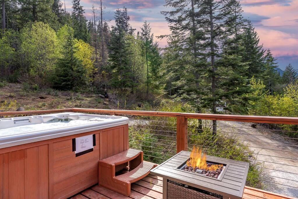 Hot Tub Cool Views: Roaring Creek Cabin Левънуърт Екстериор снимка