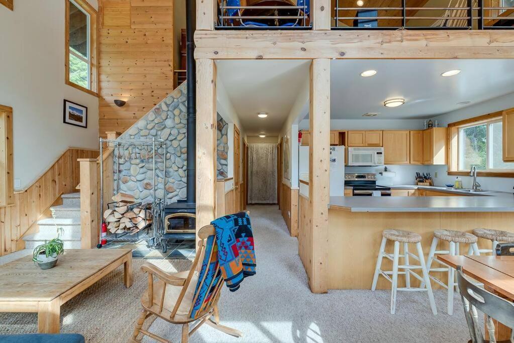 Hot Tub Cool Views: Roaring Creek Cabin Левънуърт Екстериор снимка