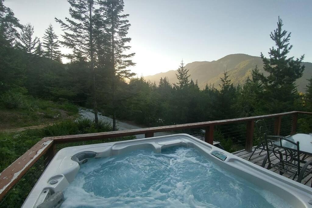 Hot Tub Cool Views: Roaring Creek Cabin Левънуърт Екстериор снимка