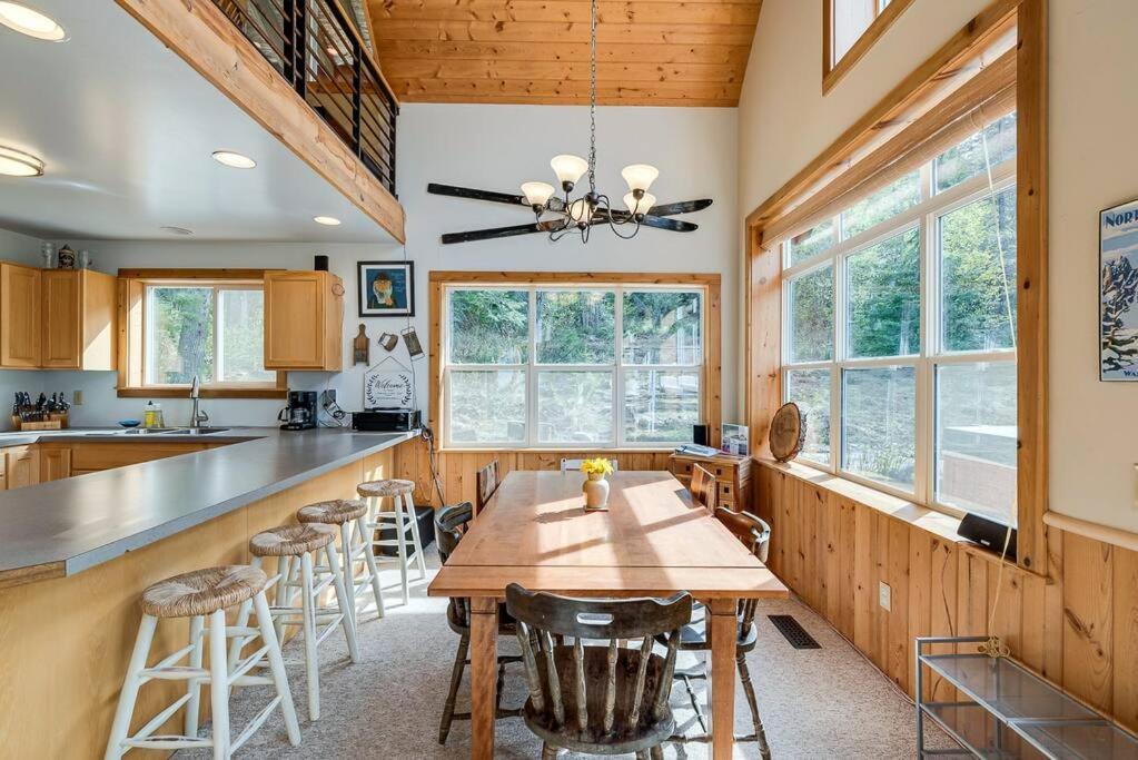 Hot Tub Cool Views: Roaring Creek Cabin Левънуърт Екстериор снимка