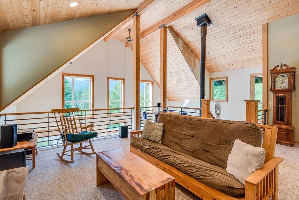 Hot Tub Cool Views: Roaring Creek Cabin Левънуърт Екстериор снимка