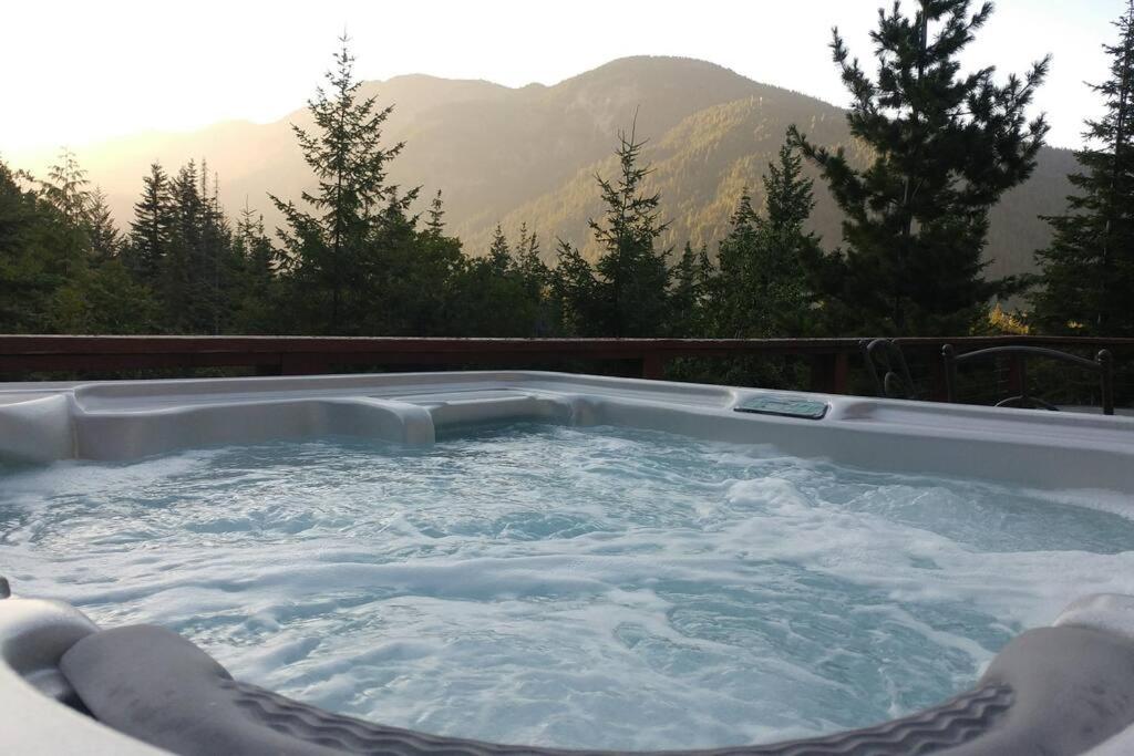 Hot Tub Cool Views: Roaring Creek Cabin Левънуърт Екстериор снимка