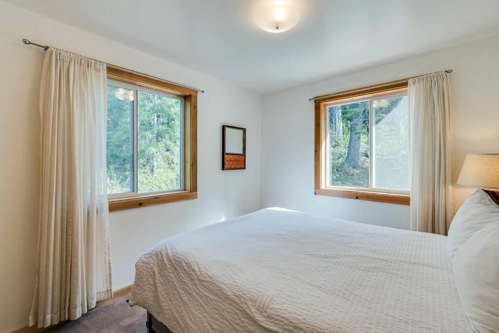 Hot Tub Cool Views: Roaring Creek Cabin Левънуърт Екстериор снимка