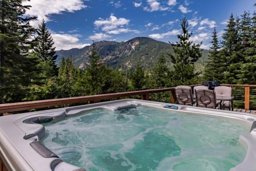 Hot Tub Cool Views: Roaring Creek Cabin Левънуърт Екстериор снимка