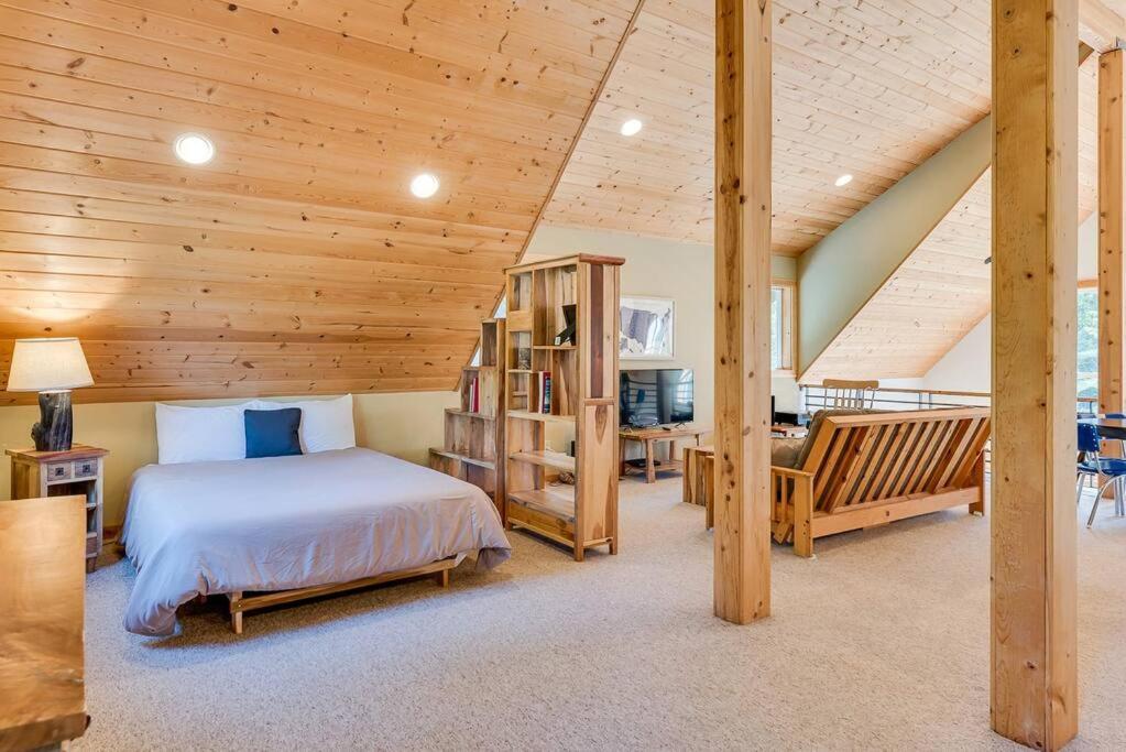 Hot Tub Cool Views: Roaring Creek Cabin Левънуърт Екстериор снимка