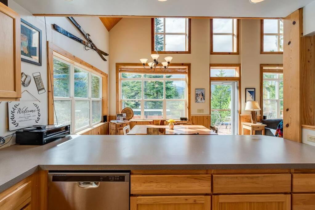 Hot Tub Cool Views: Roaring Creek Cabin Левънуърт Екстериор снимка