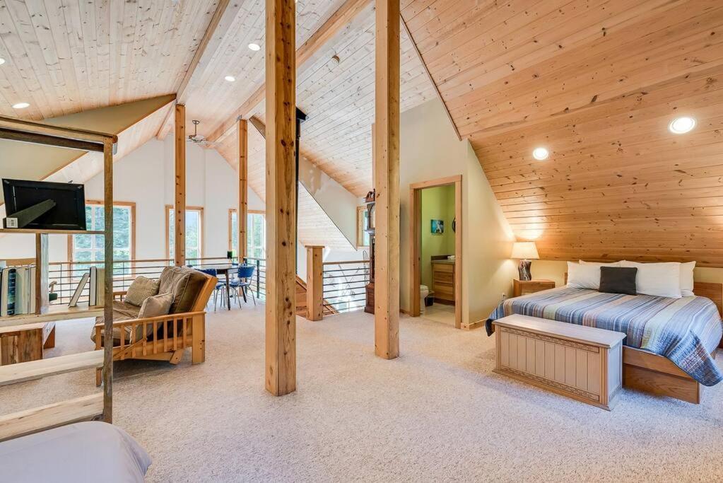 Hot Tub Cool Views: Roaring Creek Cabin Левънуърт Екстериор снимка