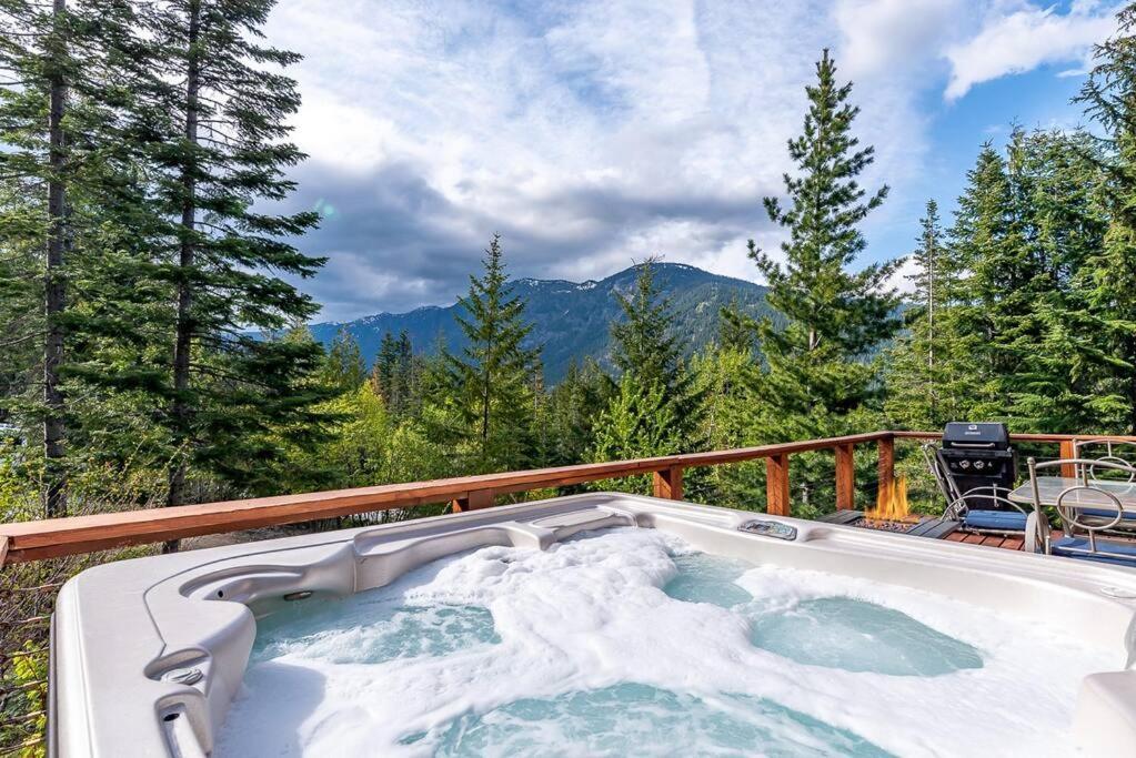 Hot Tub Cool Views: Roaring Creek Cabin Левънуърт Екстериор снимка